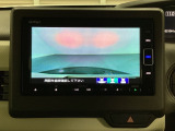 ギヤをR(バック)に入れるとナビの画面に後ろの映像が映るリアカメラ付です。後退時、コンディションが悪い視界でもカラーバックモニターがドライバーをサポートします。
