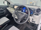 カラーヘッドアップディスプレイ付き。少ない視線移動で情報を確認できるので、運転の疲労軽減に繋がりますよ♪