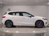 【BMWの伝統-3】BMWのお車は、&ldquo;駆け抜ける歓び&rdquo;を体現しております。走行の安定性とコーナリングの良さを追求し、思い通りにハンドルの操作可能です。