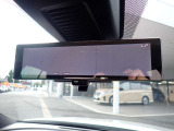 スマートルームミラーがリヤカメラで車両後方の映像ルームミラー表示しをクリアな後方視界を確保してくれます。