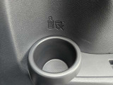 後席のドリンクホルダーは、それぞれドアの内側にあります