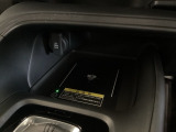 センターコンソールにはワイヤレス充電器を装備してます。Qi(チー)規格対応のスマートフォンなどを置くだけでワイヤレスで充電可能です。またスマートフォンの充電可能なUSB端子なども別途装備しています。