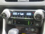 オートエアコン機能で、車内を自動的に、設定した温度に保ってくれます。