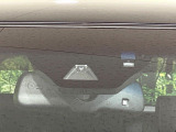 【プリクラッシュセーフティ】前方の車両等を検知し、衝突しそうな時は警報で注意を促し、ブレーキを踏む力をサポート。ブレーキを踏めなかった場合は衝突被害軽減ブレーキが作動、衝突回避をサポートします。