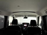 車内は明るくて見通しが良く、初めての方でも運転しやすい印象です。天井が高く圧迫感がないので、お子さまとのお出かけも快適に過ごせます。