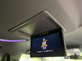 【フリップダウンモニター】大画面モニターで後席でもエンタメをお楽しみいただけます。小さなお子様にも大人気の装備です♪