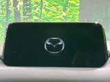 【マツダコネクトナビ】車内の雰囲気にマッチした一体型タイプのナビ。各種車輌設定やBluetooth再生等、様々な機能が楽しめます。直感的なダイヤル操作が可能で、使い勝手も良好です。