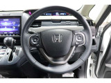 運転中もハンドルでの操作が可能です。特に高速道路等の目が離せない運転時には、便利さだけでなく、安全性も兼ね備えております。