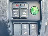 運転席右側に電動スライドドアのスイッチや衝突軽減ブレーキ【CMBS】のスイッチなどが