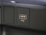 【USBジャック】充電をスマートに。スマートフォンやタブレット、携帯ゲーム機などの充電が可能。