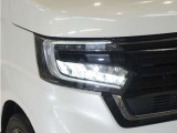【LEDヘッドライト】省電力で、明るく遠くまで照らし、夜道や雨天などの走行の際、安心感を高めます。オートライト機構で周囲の明るさを感知し、自動で点灯、消灯します。