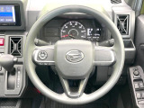 インテリアに合わせたデザインのステアリングは、運転される方のことも考え、運転しやすい形状、大きさです。是非一度、実際に触ってお確かめください。