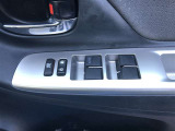 パワーウィンドウのスイッチです。 運転席にいながら助手席や後席の窓を開け閉めできるので、大変便利です。