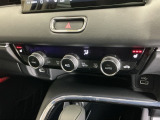 運転席/助手席シートヒーターで寒い日もすぐに温かくなり快適に過ごせます。3段階の温度調整が可能です