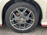純正のアルミホイールです!お車に合ったデザインのホイールになっています!