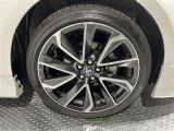 純正アルミホイール付き。タイヤ装着サイズは「225/45R18」です。