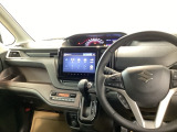 運転席周辺のスマートなレイアウトが、操作のしやすさを実現。快適なドライブをサポートします。