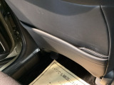 【シートバックポケット】すぐ手に取りたいアイテムをスマートにしまっておけます。限られた空間を有効に活用でき、長距離のドライブでも車内を清潔感のある落ち着いた状態に保ってくれる実用的な機能です。