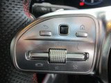 ハンドルスイッチ(左)は、運転中に手を離さずナビ画面を安全に操作できます。