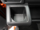 カップホルダーは運転席や助手席からちょうど手の届く位置です!!
