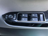 電動格納式ドアミラー付き。 狭い駐車場へ停めた時に、ボタン1つで左右のミラーをたたむ事ができます。