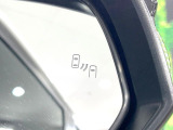 【ブラインドスポットモニター】走行中、ドアミラーの死角になりやすい箇所に後続車が接近するとサイドミラーのレンズに警告を表示!ドライバーに注意喚起をしてくれます。