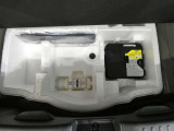 パンク修理剤とエアーポンプのセットです。スペアタイヤは装備していませんが空いたスペースを小物入れとして使用できます