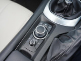 マツダコネクトを操作するコマンダーコントロールです。運転中に自然と手の触れる位置に配置されています。