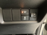 ハンドルの右側にはヘッドライトレベライザーとVSA(ABS+TCS+横滑り抑制)の解除スイッチがついています。ヘッドライトレベライザーは道路状況や積荷の加重に応じてライトの高さを調節できます。