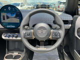 ステアリングに配置しているスイッチで、オーディオのボリュームやラジオの選局が出来ます。ハンドルを離すことなく、快適にオーディオを操作できます。