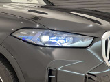 アダプティブLEDヘッドライトはステアリングを切った方向を照らします。