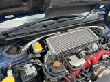 【STIタワーバー】お車の剛性を高めるタワーバーを装備。よりスムーズなコーナリング走行が可能となり、走りも楽しめます。