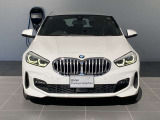 大型BMWキドニーグリルとシャープなLEDヘッドライトが印象的なフロントフェイス。M Sportらしい力強いデザインが魅力です。