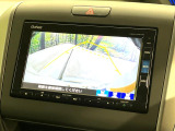 【バックカメラ】駐車時に後方がリアルタイム映像で確認できます。大型商業施設や立体駐車場での駐車時や、夜間のバック時に大活躍!運転スキルに関わらず、今や必須となった装備のひとつです!