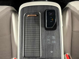 電動センターコンソールボックス☆運転ポジションに合わせて前後にスライドすることができます。