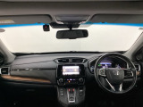 車内は光触媒抗菌消臭施工済です。スタイリッシュなデザインでスポーティなインパネ周りを演出します。グローブボックスやカップホルダーのほかにトレーなどたくさんの収納スペースが付いています。