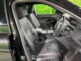 質感の高いシートでございます。使用感が出やすい運転席ですが、綺麗な状態を保っております。前席の状態は内装の状態を見る大きなポイントになると思いますので、是非一度、実際にご覧くださいませ。