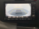 バックでの車庫入れも安心です! リアカメラが付いているバックモニター付のナビを装備しております。操作線もついており距離感も画面から確認できます。
