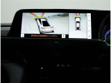 サイドクリアランスビュー表示中に、旋回時の運転操作に合わせて自動で車両を斜め後方から見たような映像を表示。