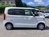 狭い駐車場でも、スライドドアならチャイルドシートへのお子さまの乗降や荷物の積載もスムーズ。
