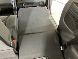 リアシートは簡単に倒すことができるので、ラゲッジルームも広がります。