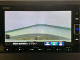 【バックカメラ】運転が苦手な方も車庫入れラクラクです!ギアをリバースに入れれば自動的に切り換わりますので、面倒な操作は不要です♪狭い駐車場もお車を傷つけず安心ですね!