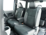 長時間の運転でも疲れにくいよう、膝元にゆとりを持たせた設計のフロントシート。