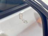 【ブラインドスポットインフォメーション】走行中、ドアミラーの死角になりやすい箇所に後続車が接近するとサイドミラー付近に警告を表示、ドライバーに注意喚起をしてくれます。