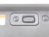 【パワーバックドア】スマートキーや運転席のボタンを押すだけでリアゲートが自動で開閉します!荷物を持っている時や、高い位置にあるバックドアを閉める際に便利な機能です♪