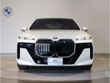 【キドニーグリル】BMWは約90年もの間、ほぼ全ての車両にひと目でBMWだと分かるこの特徴的なフロントグリルが備えられ、デザイン・アイコンとして親しまれてきました。