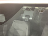 今や当たり前、純正ドラレコ(フロント)。