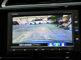 バックカメラの画像です。ガイドラインがスムースな車庫入れをサポートいたします。車庫入れの安心感がアップしますね。