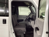 フィット感のあるシート。しっかりと支えてくれるので、長時間の運転を快適にサポートしてくれます。