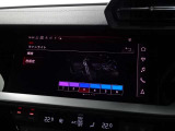 車内のインテリアライトをドライブシーンに合わせてチェンジできるマルチカラーアンビエントライトが装備されております。夜間のドライブが楽しくなること間違いございません。
